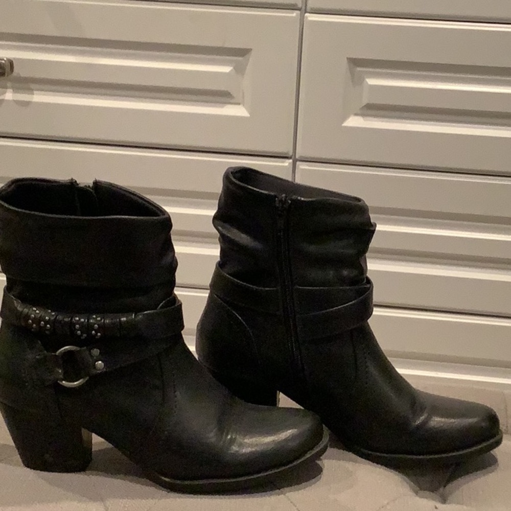 Bare Traps black bootie size 6.5.